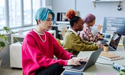 Junge Erwachsene der Generation Z engagieren sich für eine Spendenaktion einer Non-Profit-Organisation